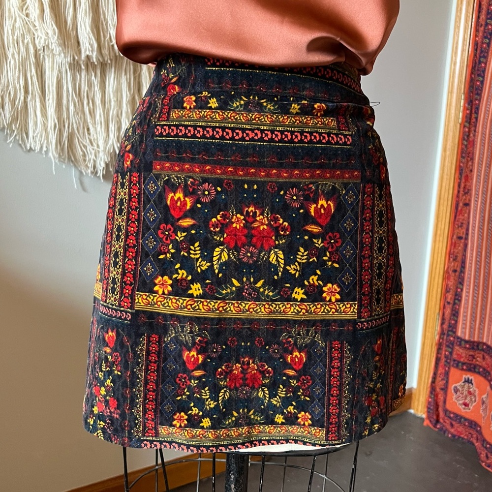Velvet floral pattern mini skirt
